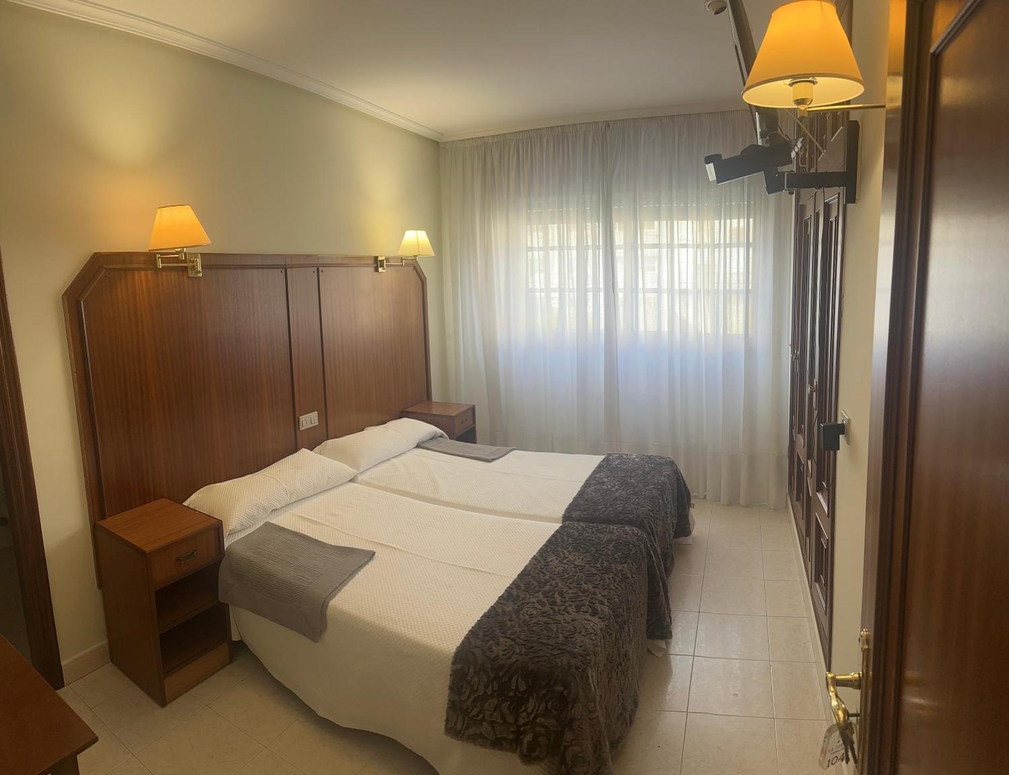 Hostal La Cubana O Carballiño Esterno foto